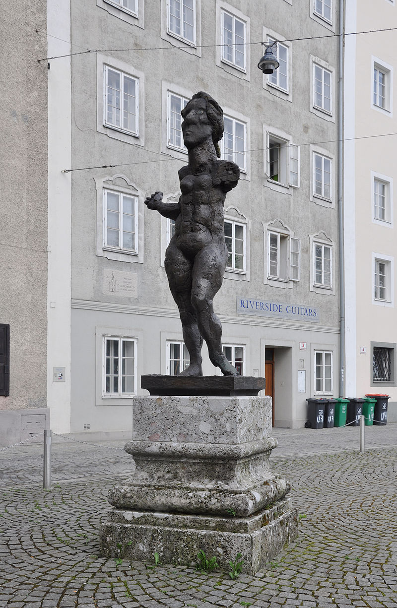 Bild Mozartdenkmal auf dem Ursulinenplatz Salzburg