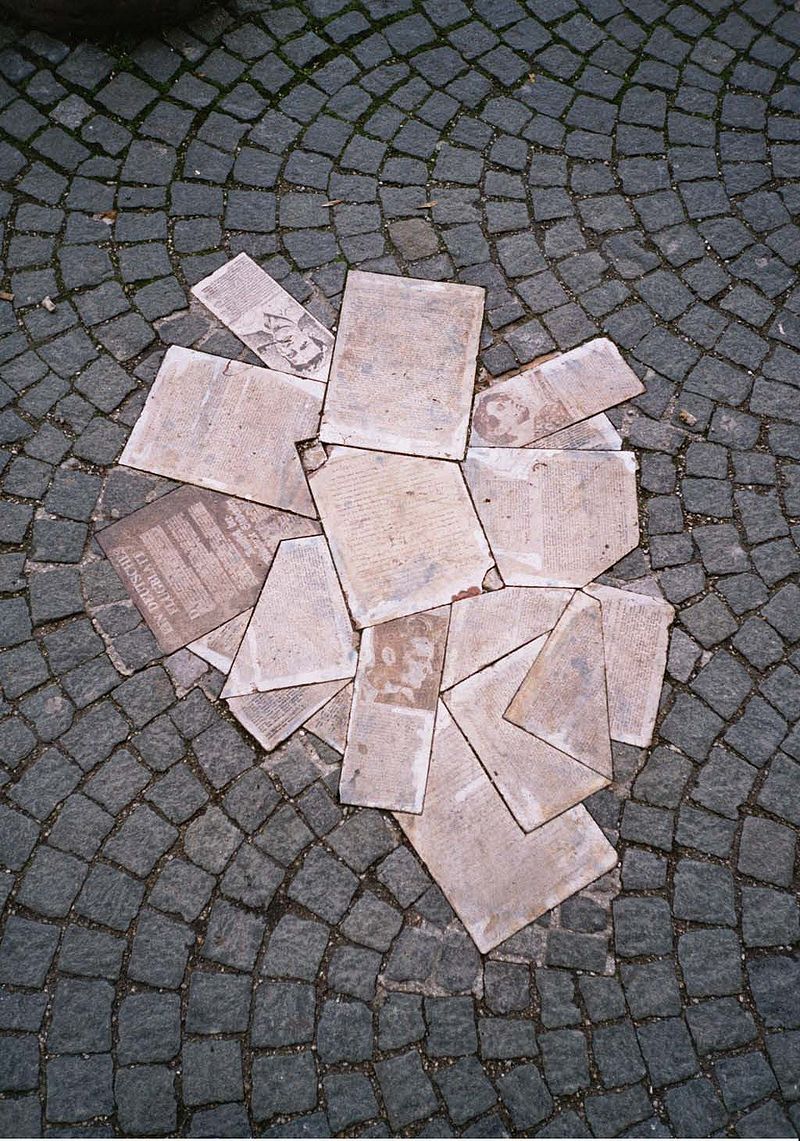 Bild Tonkachel Denkmal Weiße Rose München