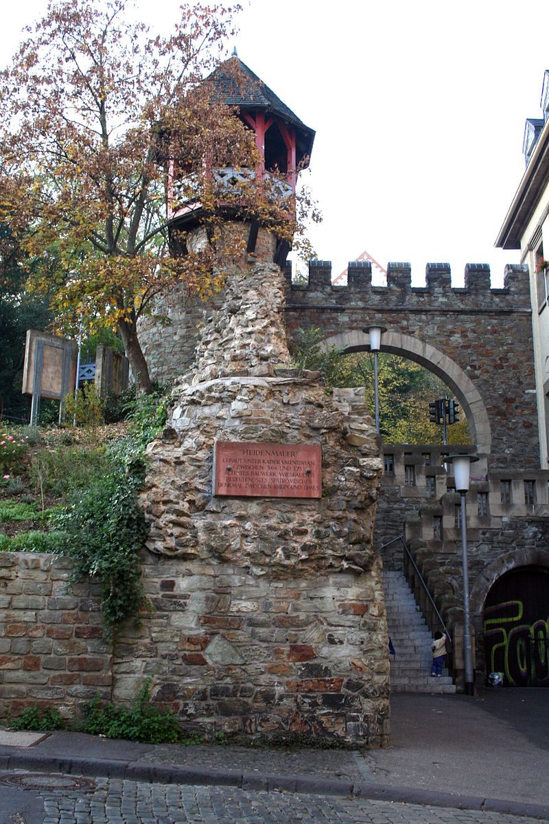 Bild Heidenmauer mit Römertor Wiesbaden