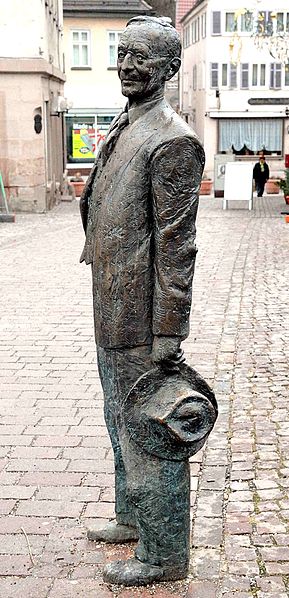 Bild Bronzeskulptur von Hermann Hesse auf der Nikolausbrücke Calw