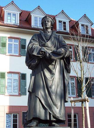 Bild Reuchlin Denkmal an der Schlosskirche Pforzheim