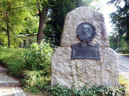 Bild Daimler Denkmal Stuttgart Bad Cannstatt